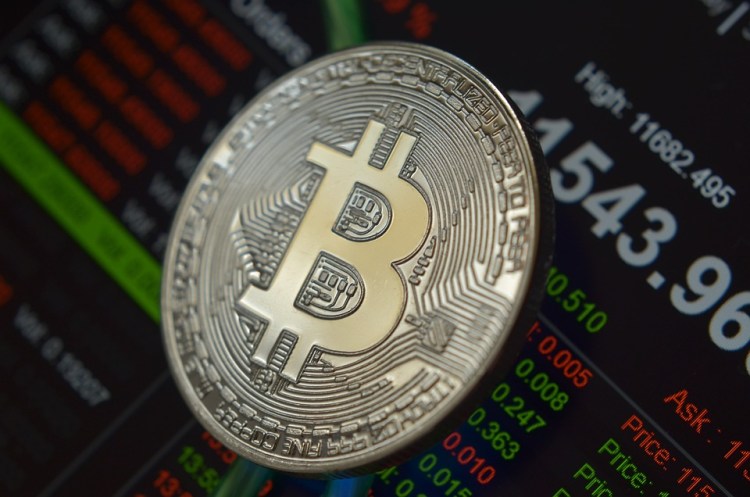 Bitcoin Holds Ground Amidst Bearish Sentiment